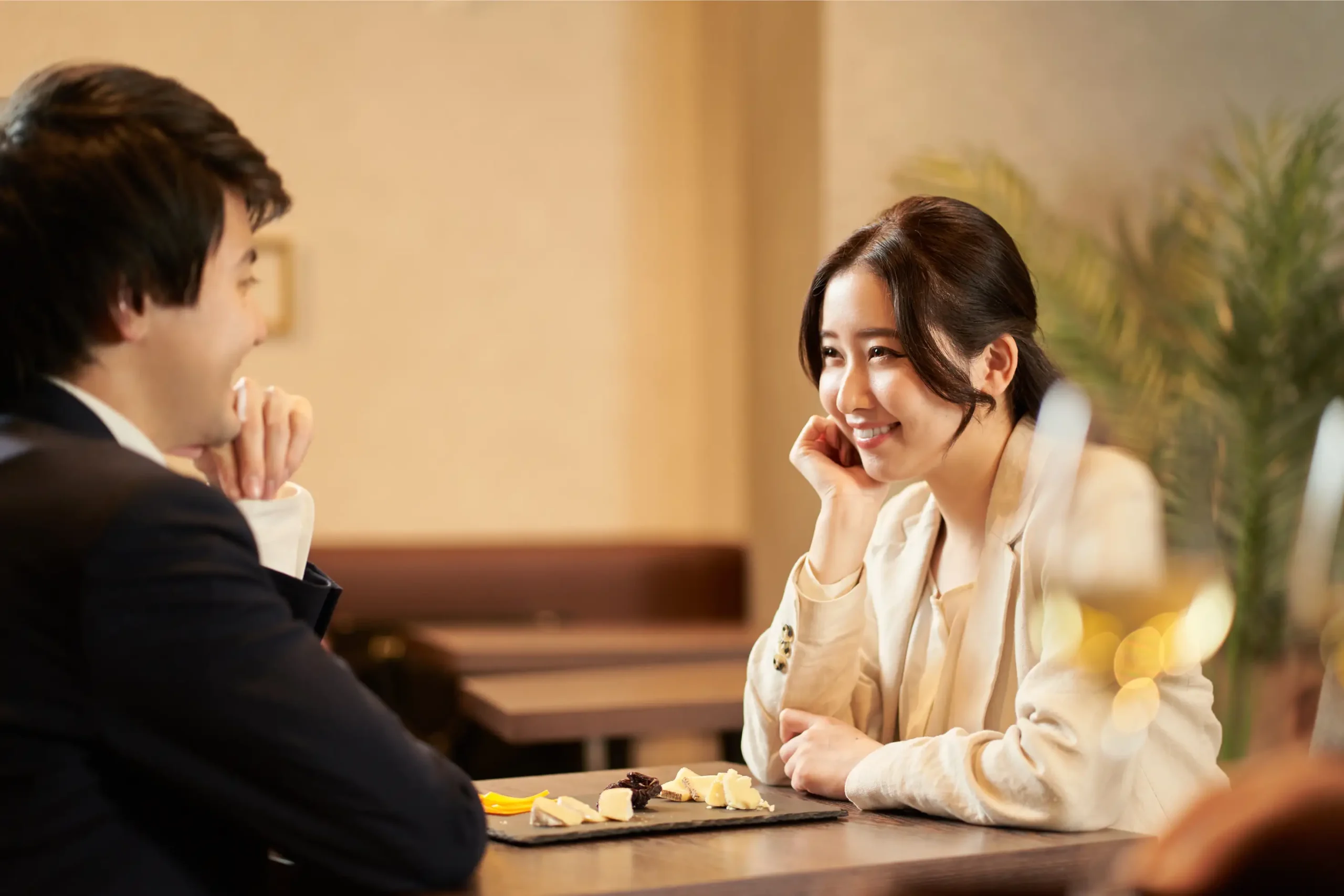 kdrama-couple-dating-at-a-restaurant